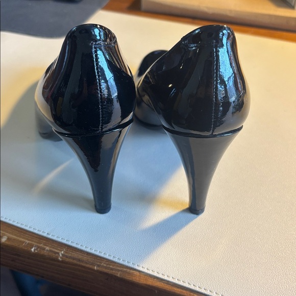 Ecco Danish Design Shiny Black Heels - Picture 5 of 10